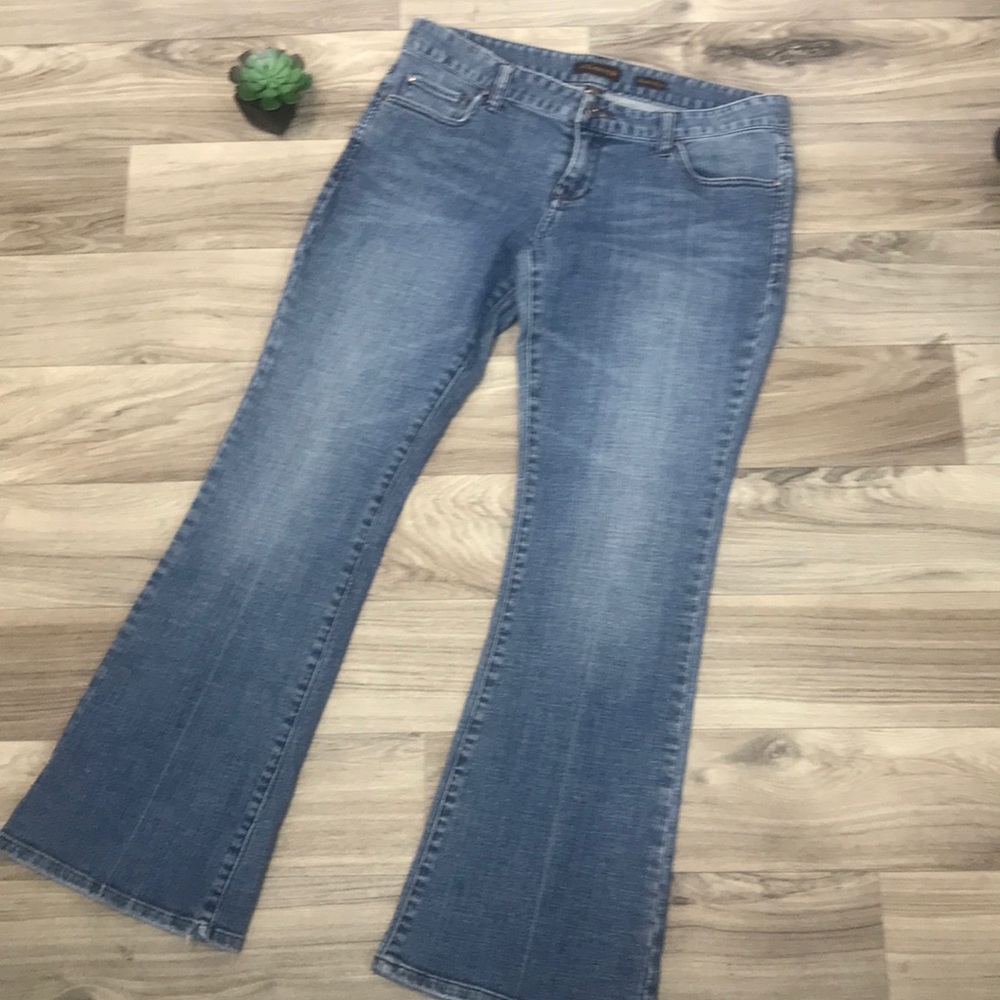 Aeropostale Women’s Stretch Flare Distressed Wash Mid Rise Jeans (9/10)